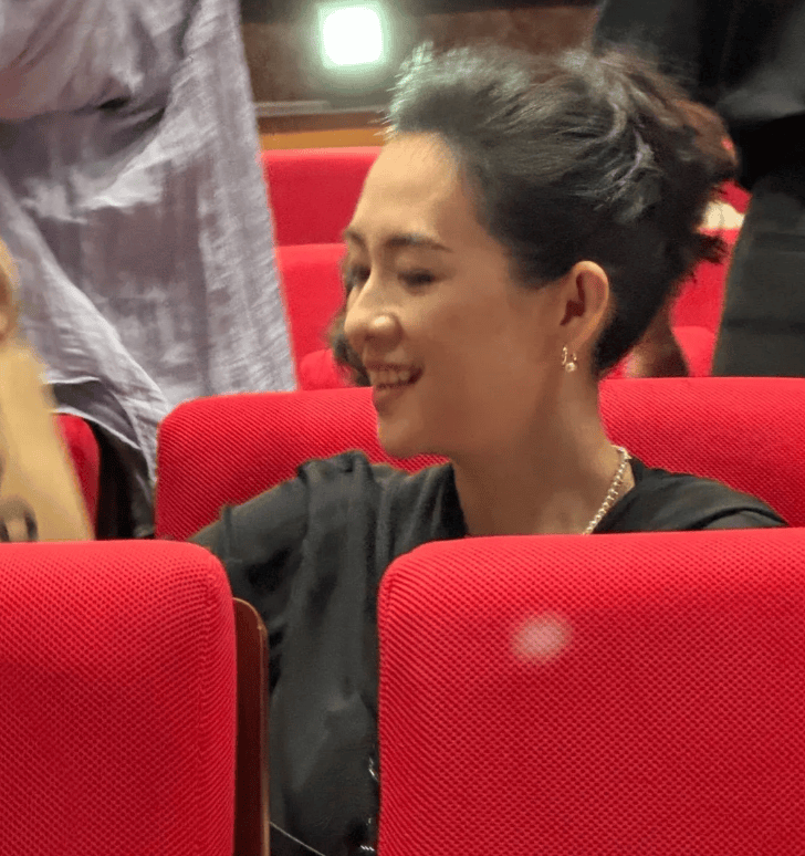 章子怡参加活动,仔细一看还有宝贝女儿醒醒,孩子很乖不打扰妈妈