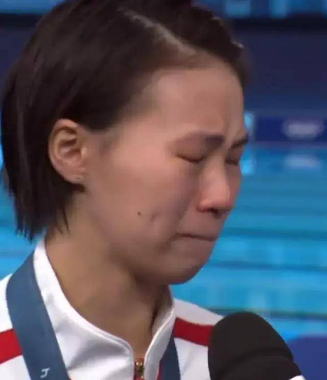 作为一位杰出运动员,她并未因此而停滞不前,反而以毅力忍受疼痛,持续