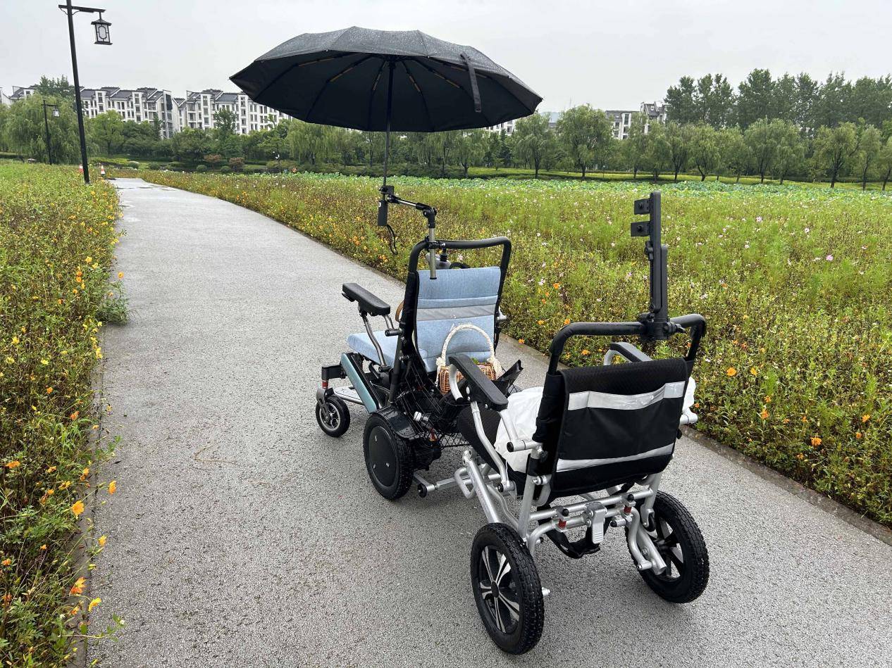 浪漫不分年龄!86岁老人花5000买双人电动轮椅,说要带老伴过生日