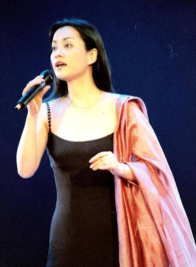 带着决定重新开始的决心,金炜玲带着女儿离开了充满伤害的家,回到了