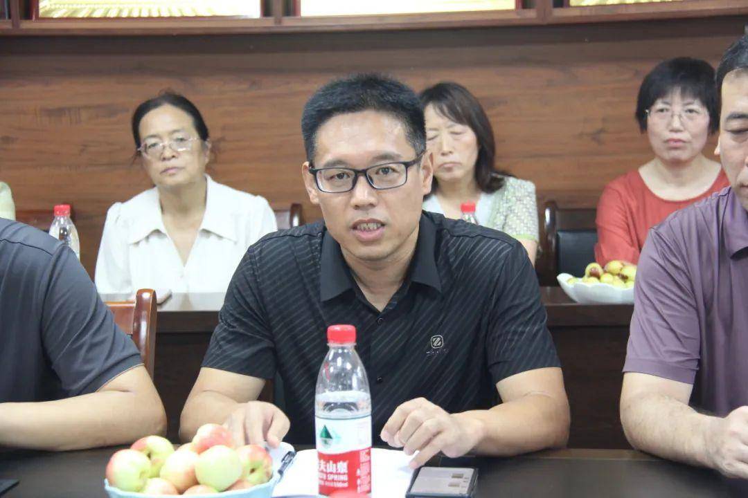 闻喜中学召开优秀毕业生赠匾(旗)仪式暨座谈会