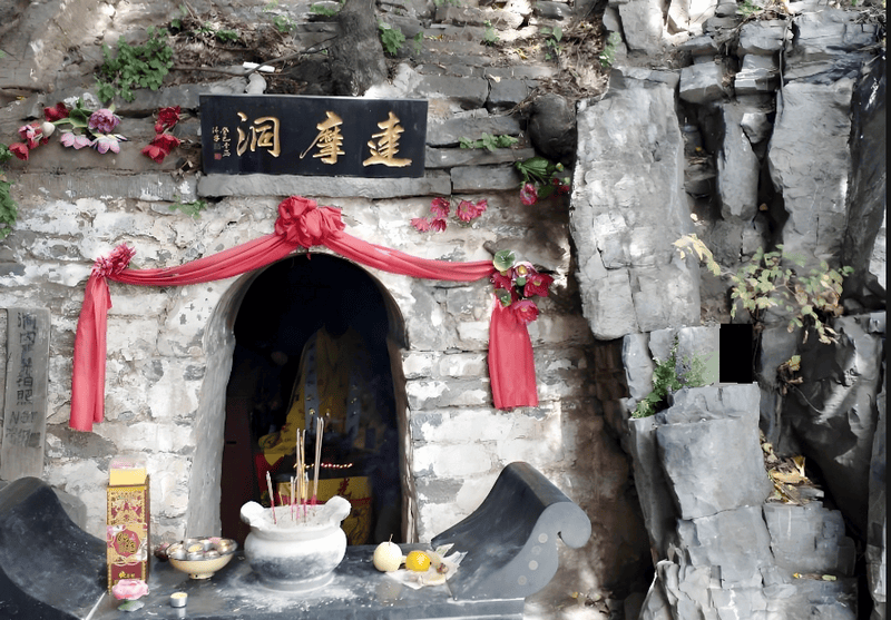图为少林千恣为少林寺"达摩洞"题写的牌匾.相传,"禅宗初祖"达摩曾在