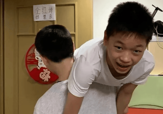 好姐妹！全红婵师姐背包挂婵宝头像，婵宝特选师姐照片当社媒头像-全红婵是个什么几把玩意