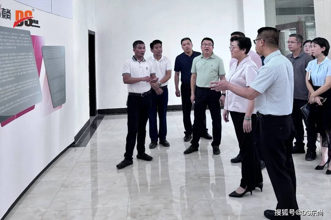 市委副书记何启芝,副市长李青松,文广体旅局局长曾妍,荔浦兴荔投资