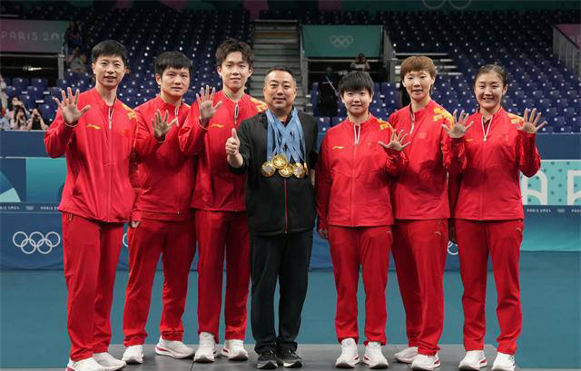 合影:孙颖莎踮脚争抢位置 六大主力排队为刘国梁戴金牌_中国乒乓球队