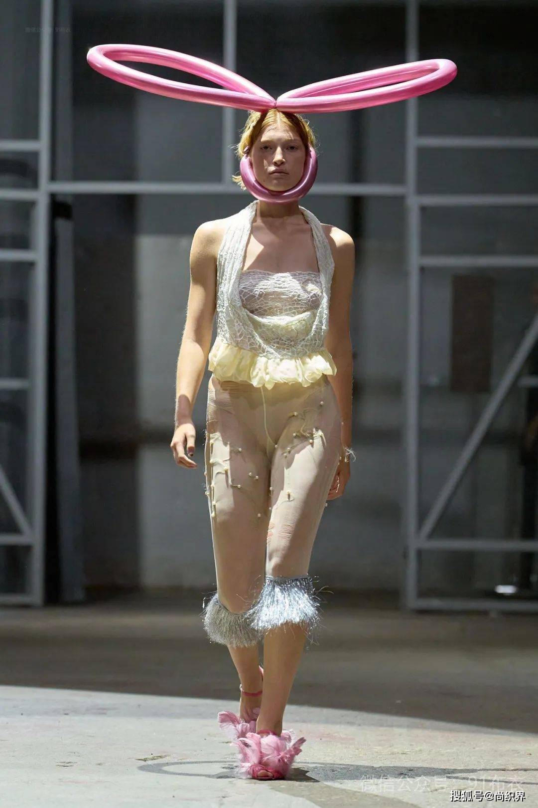 夸张充气塑料服,性感的透明纱丨瑞典纺织学院2025春季成衣秀