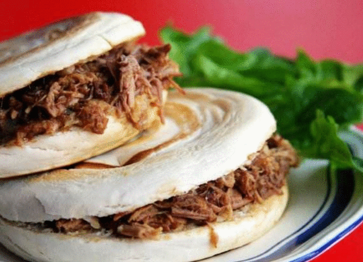原创            为什么做肉夹馍时要将里面的肉剁碎, 而不是放整块肉? 吃过才知道-肉夹馍为啥