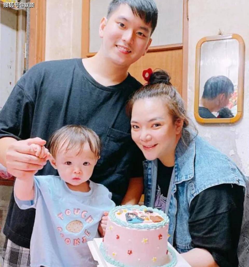 俞敏洪老婆和女儿移居图片