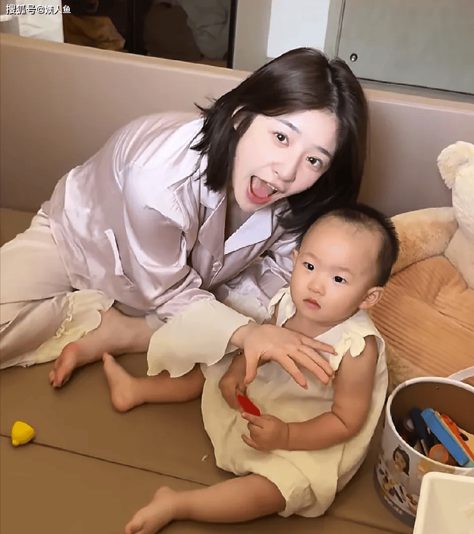 34岁张碧晨素颜曝光,眼袋突出皮肤暗黄,嘴角的痘印清晰可见!