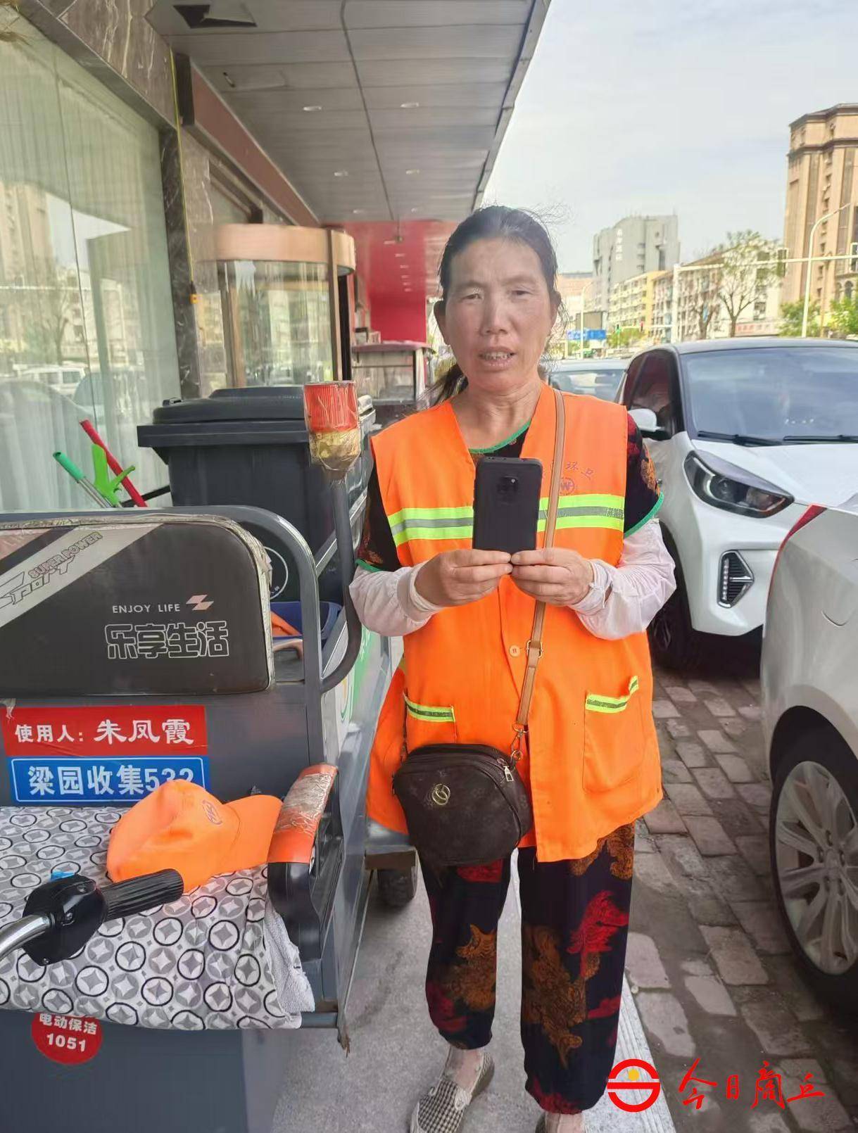 河南商丘:环卫工人拾金不昧 失主送锦旗表感谢