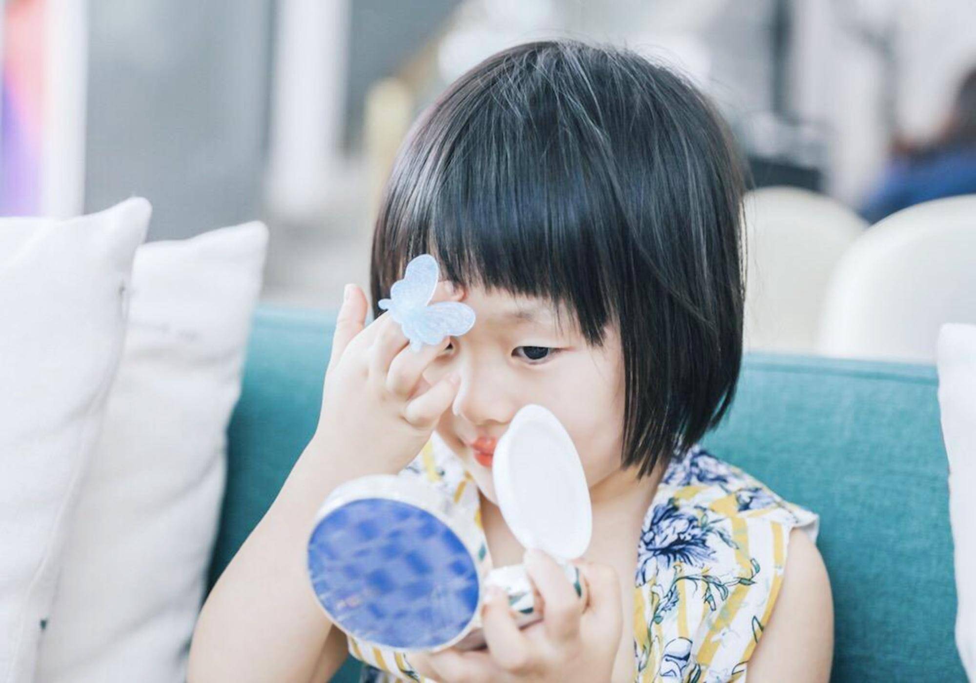 就像心理学家李玫瑾教授说的那样:上学期间的孩子,穿着打扮的原则是干