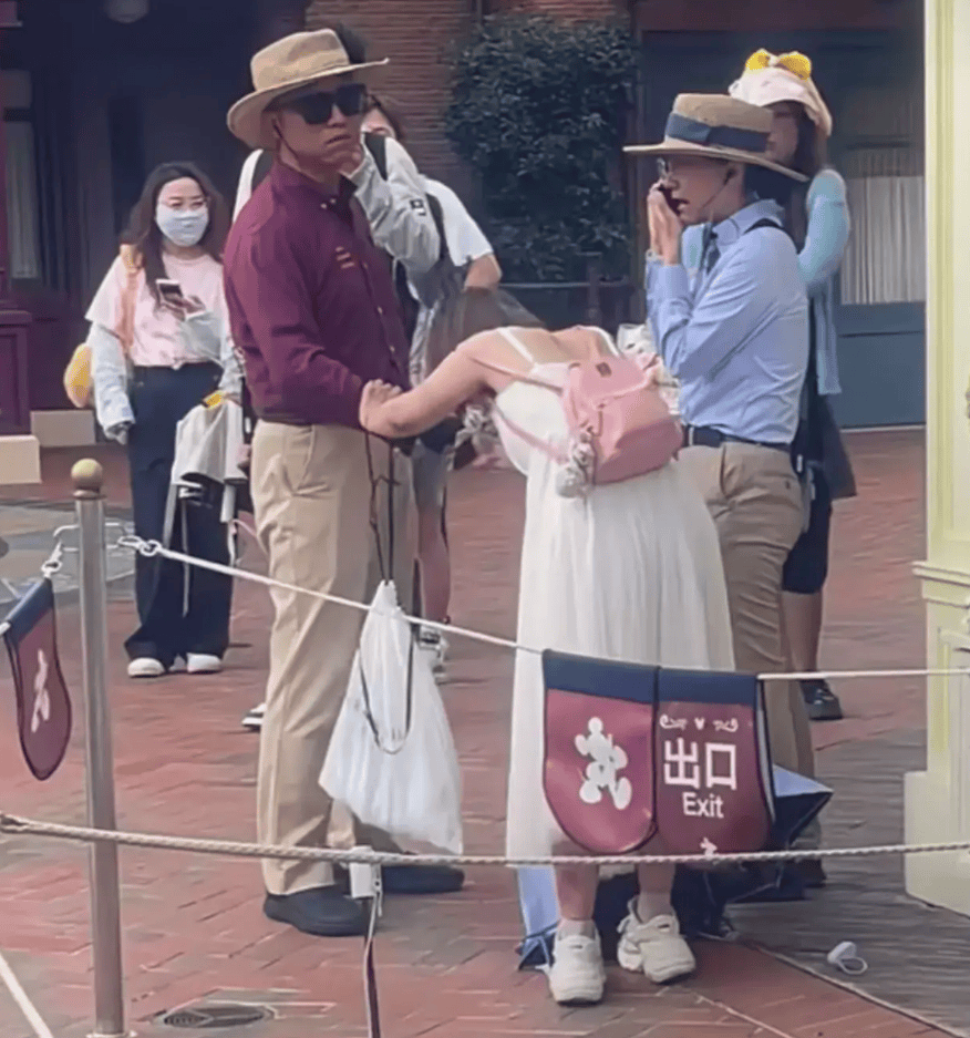 女子迪士尼上厕所超时崩溃大哭后续！被工作者用轮椅推走,园区回应