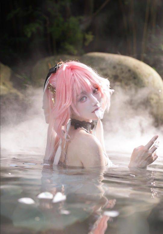 看季莹莹穿上镂空泳装版泳衣走路摇cos,长腿吸睛!