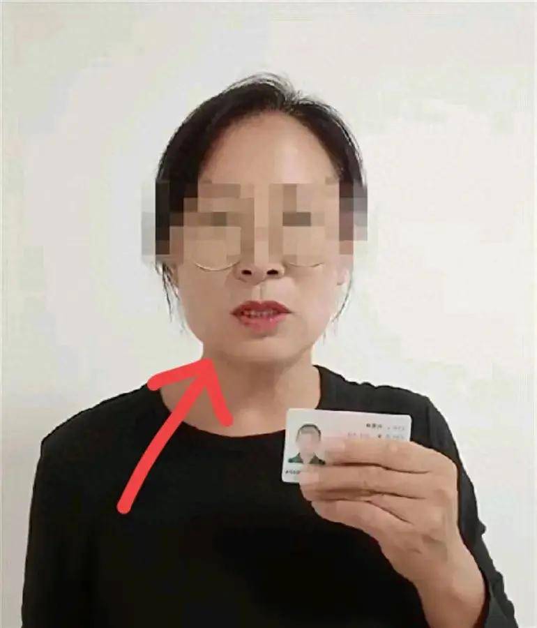 出镜的她化着淡妆,穿着黑色上衣,手拿身份证,实名举报内蒙古乌兰察布