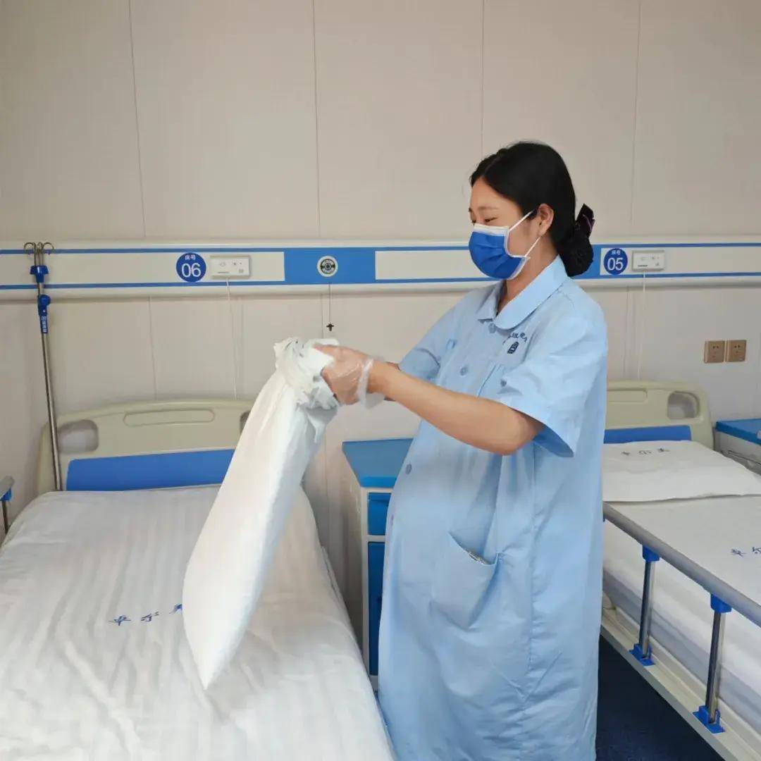 最美护士病房护士丁艳敏挺着孕肚坚守岗位
