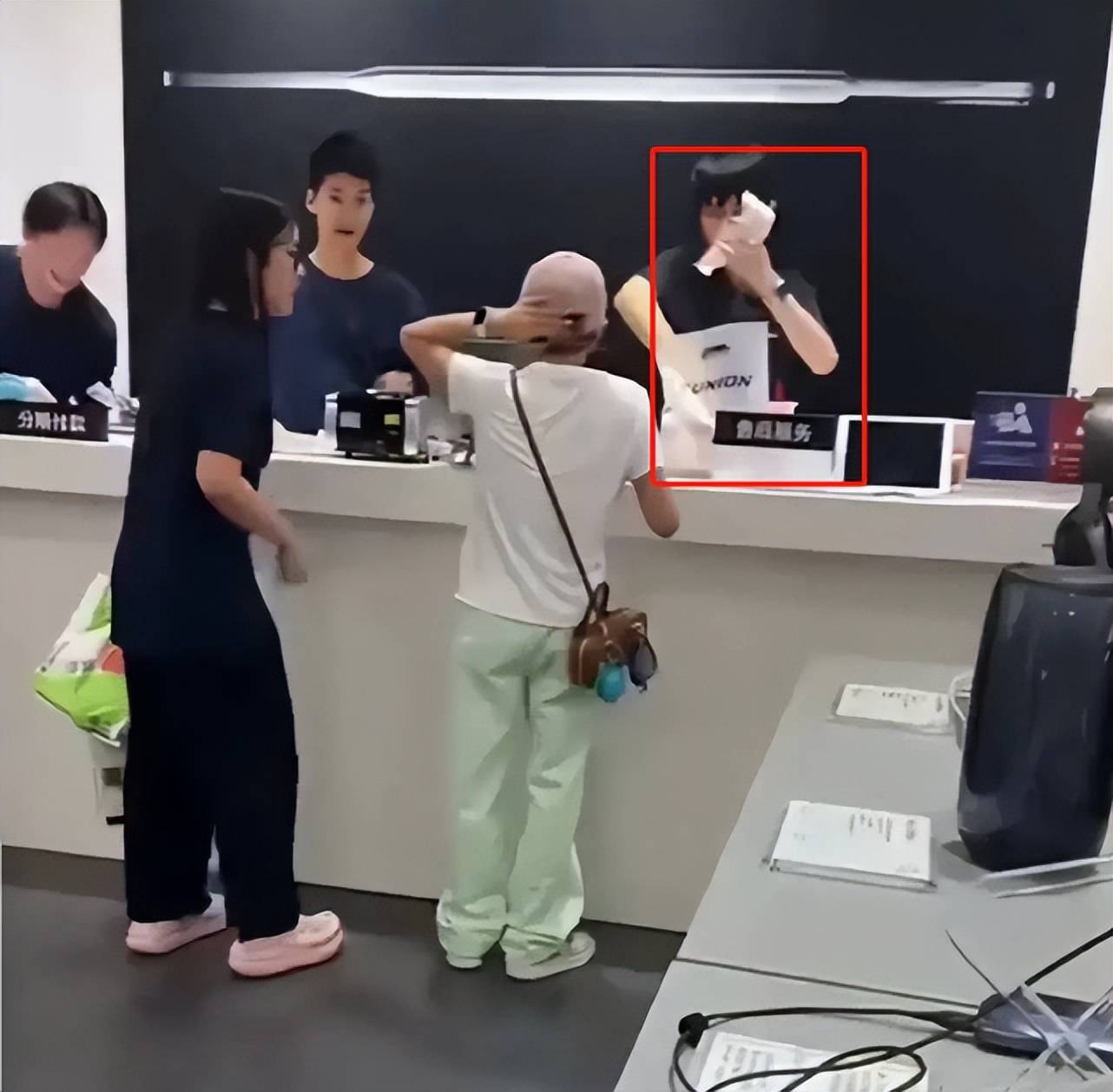 原创            背小乌龟包包逛街，全红婵给妈妈买手机！买好礼物，准备回家探亲-乌龟壳双肩包图片大全