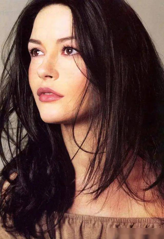 38岁凯瑟琳·泽塔琼斯美貌如初,这身材实在是太性感了!