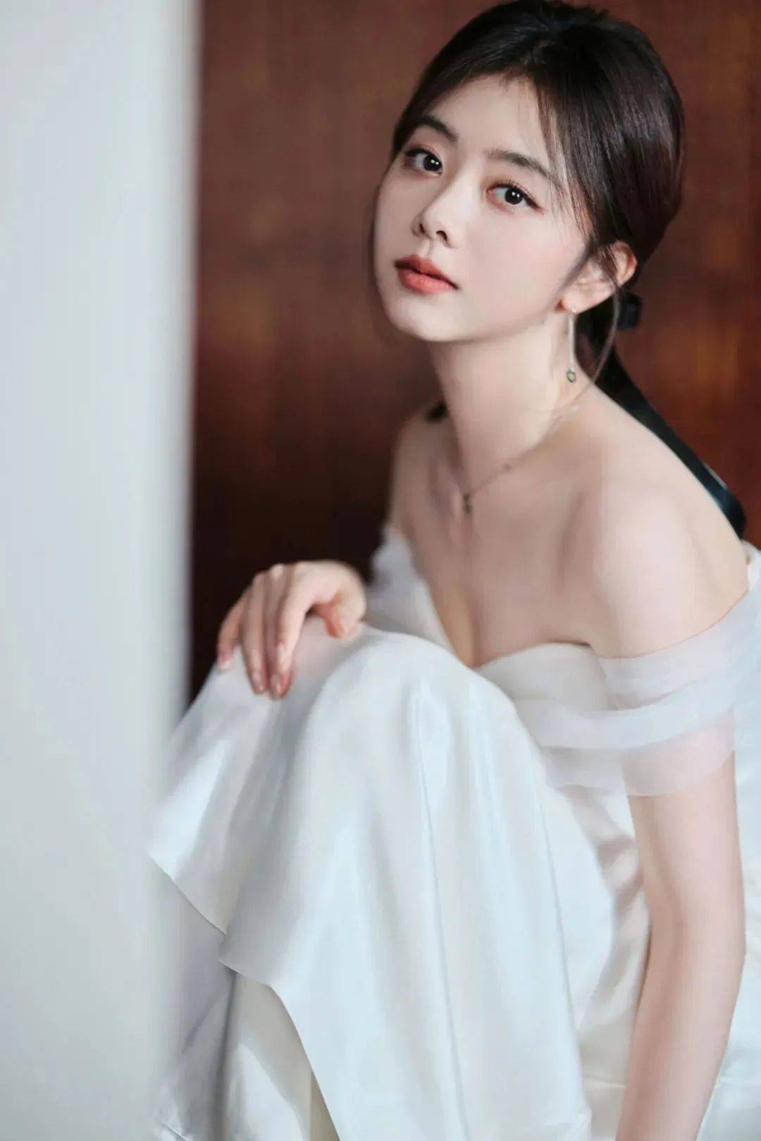 谭松韵,身穿一字肩缎面白裙,优雅中透出性感迷人的气息