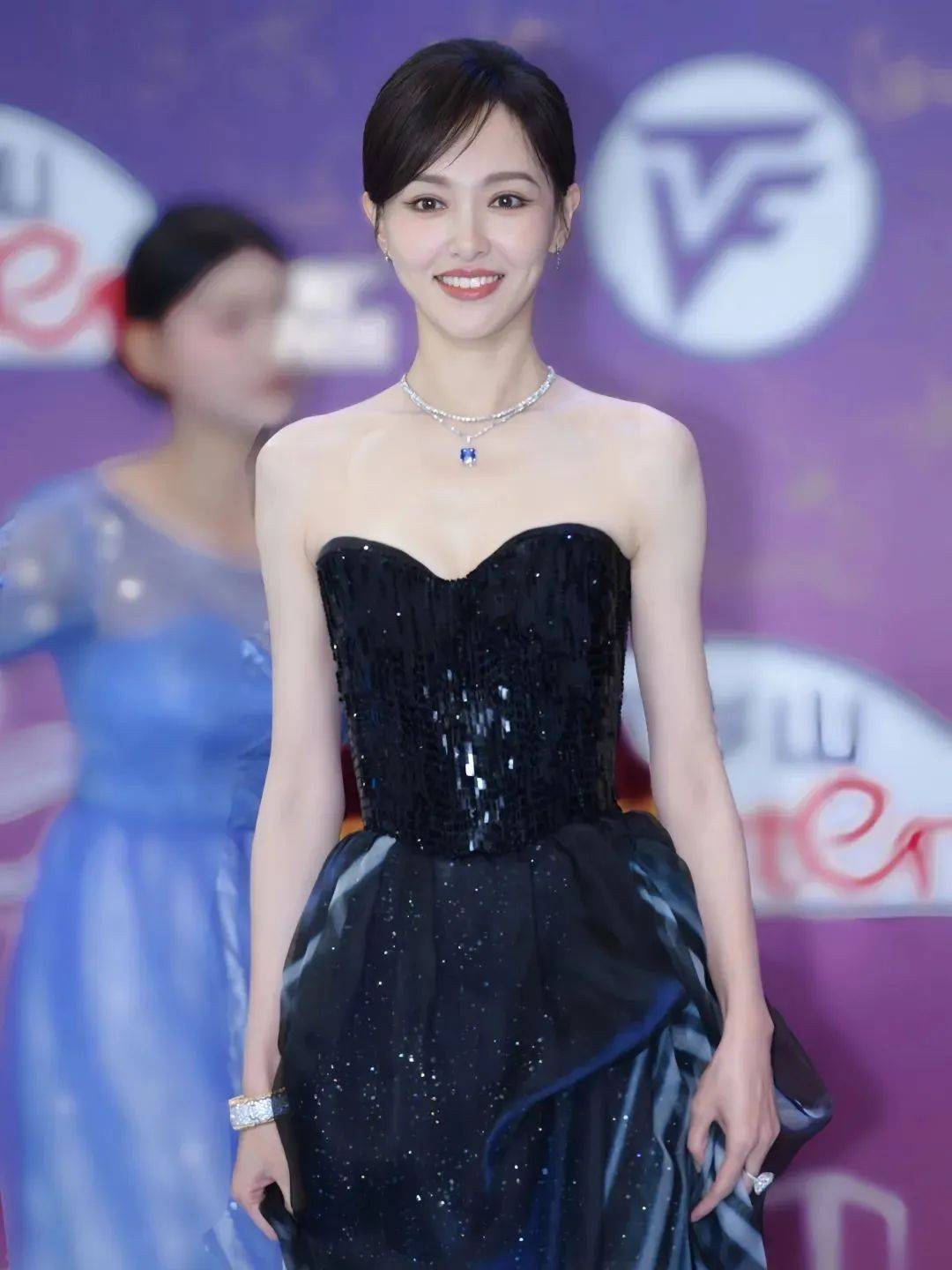 原创唐嫣一袭抹胸高定礼裙碧海明珠佳人倩影