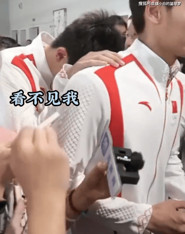 原创            潘展乐回母校露I人本质：被大妈拉着合影显局促 躲在徐嘉余背后拒营业-潘展信乐峰优选是正品吗