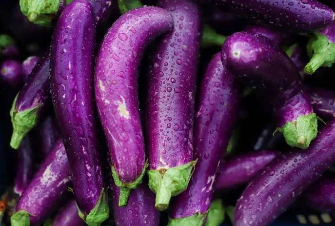 一、茄子：美味背后的“隐患” 有些果蔬因其特定的成分或属性，过量食用可能会增加并发症的风险。