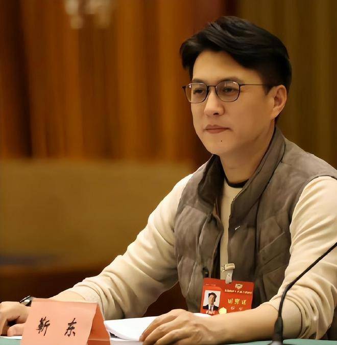 48岁靳东任煤矿文工团团长!升至正厅级,成名副其实"老干部"