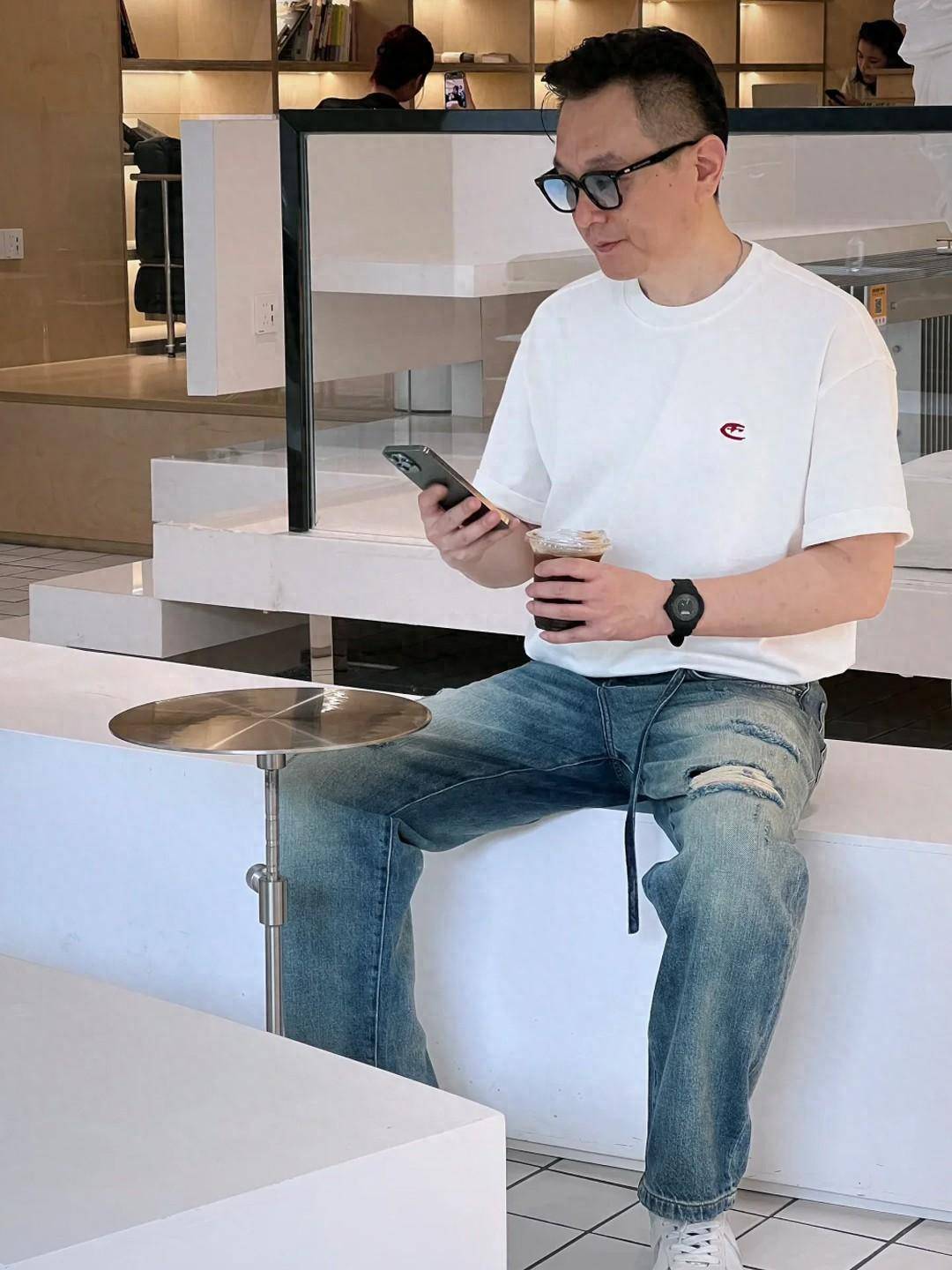 一个男人穿着牛仔裤 男人穿牛仔裤时，不要配“皮鞋、拖鞋”，换成这些更高级！_手机搜狐网