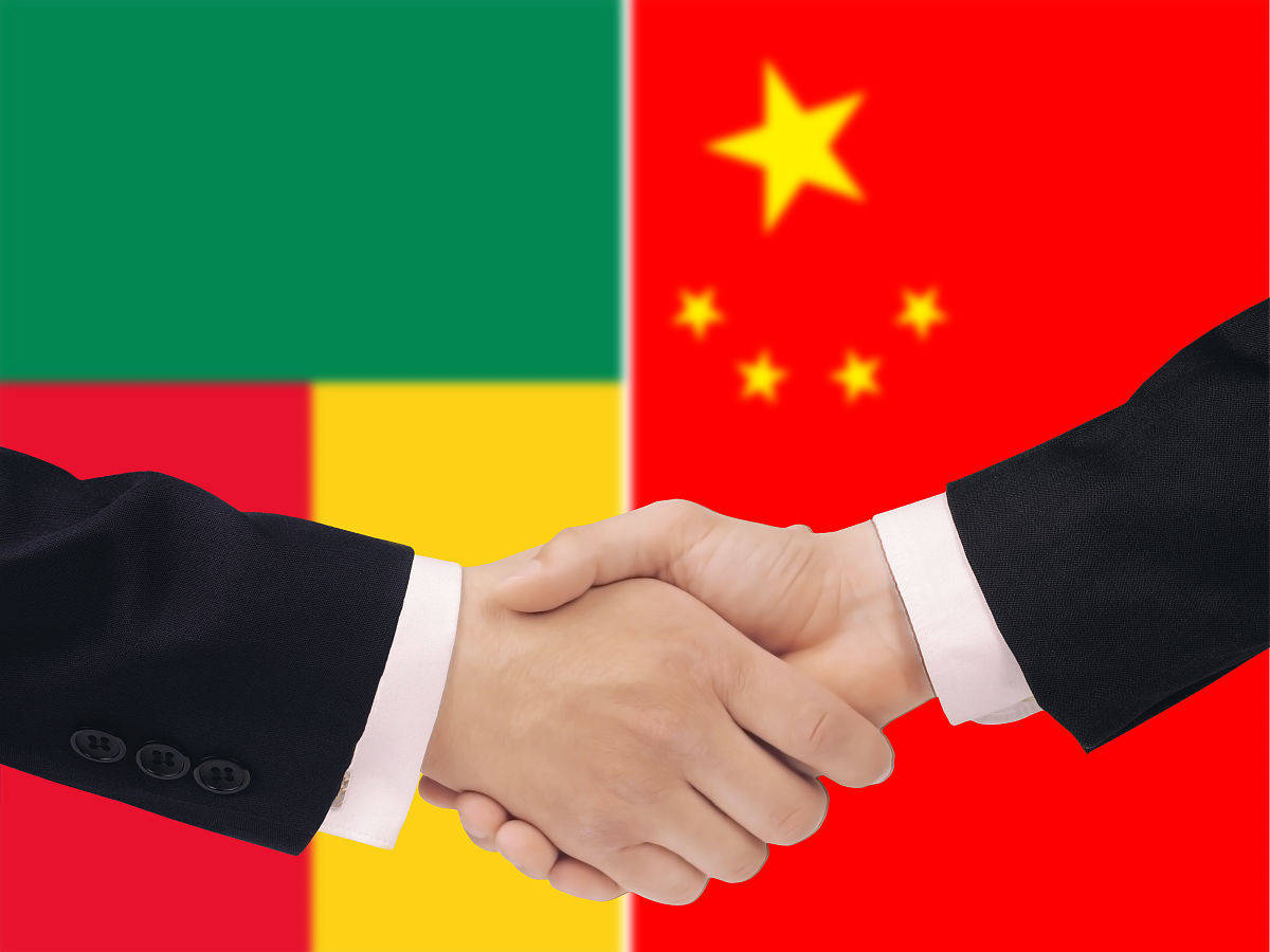 友谊万岁!石油合作后,中国向贝宁赠送武器装备,包括榴弹炮