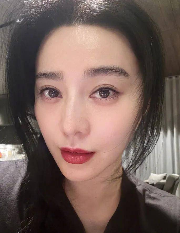 范冰冰泰国游玩松弛感满满!凌晨晒自拍,素颜红唇美如少女