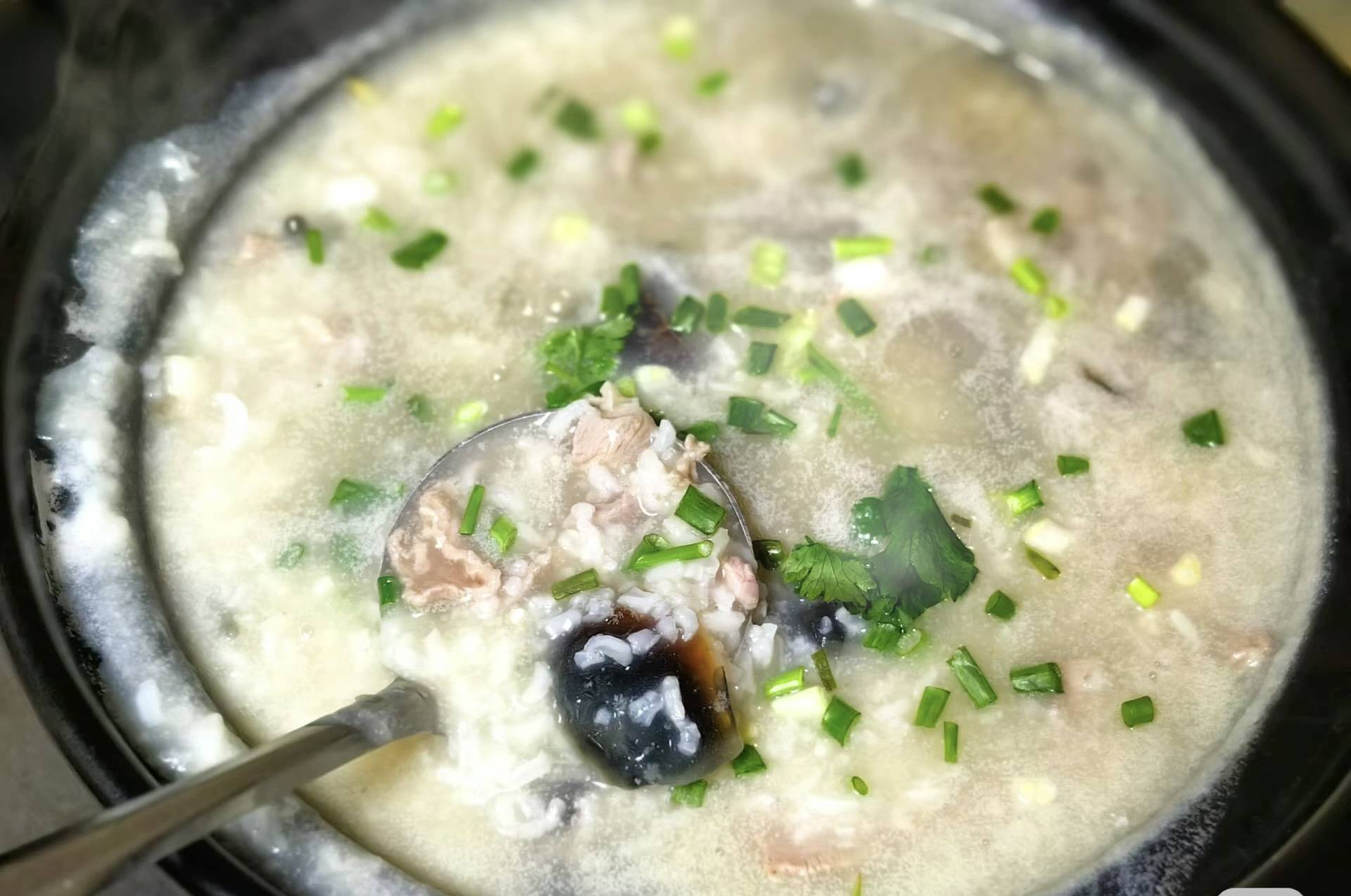 鲜香四溢:皮蛋瘦肉粥,温暖你的味蕾时光