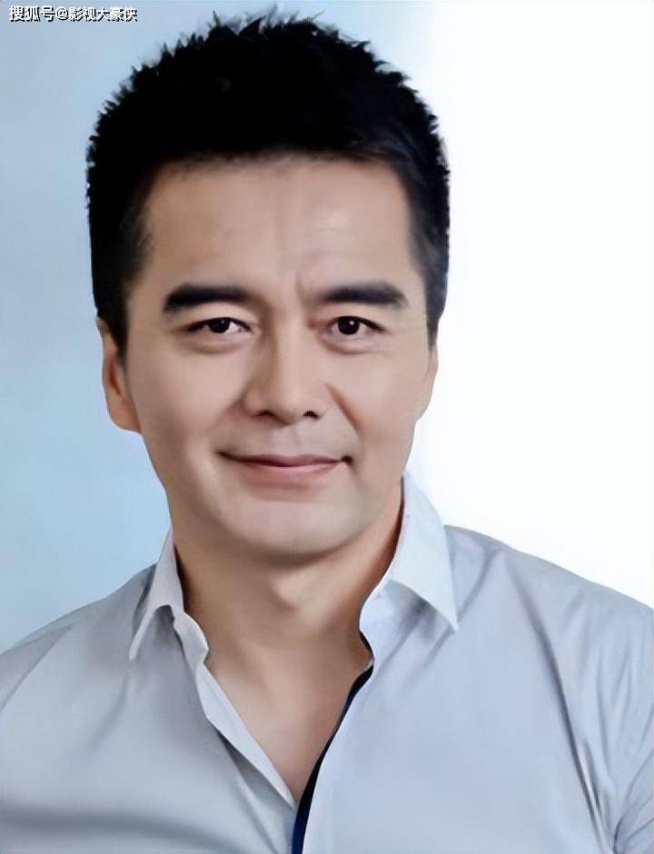 许亚军:一婚妻子离世,与何晴遗憾离婚,四婚娶娇妻获得幸福