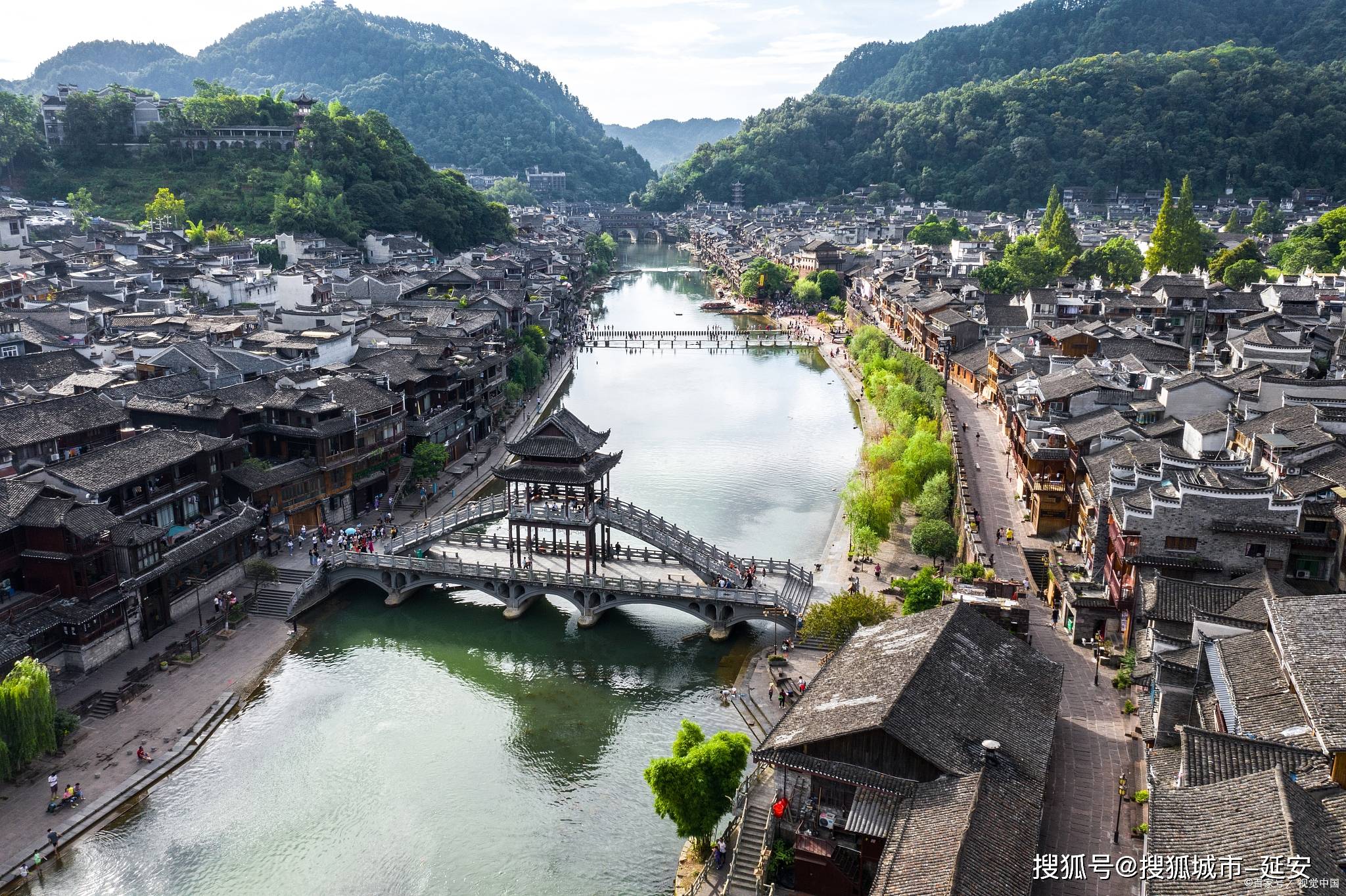 张家界凤凰古城深度4日游攻略最佳路线,纯玩小包团结伴四日游多少