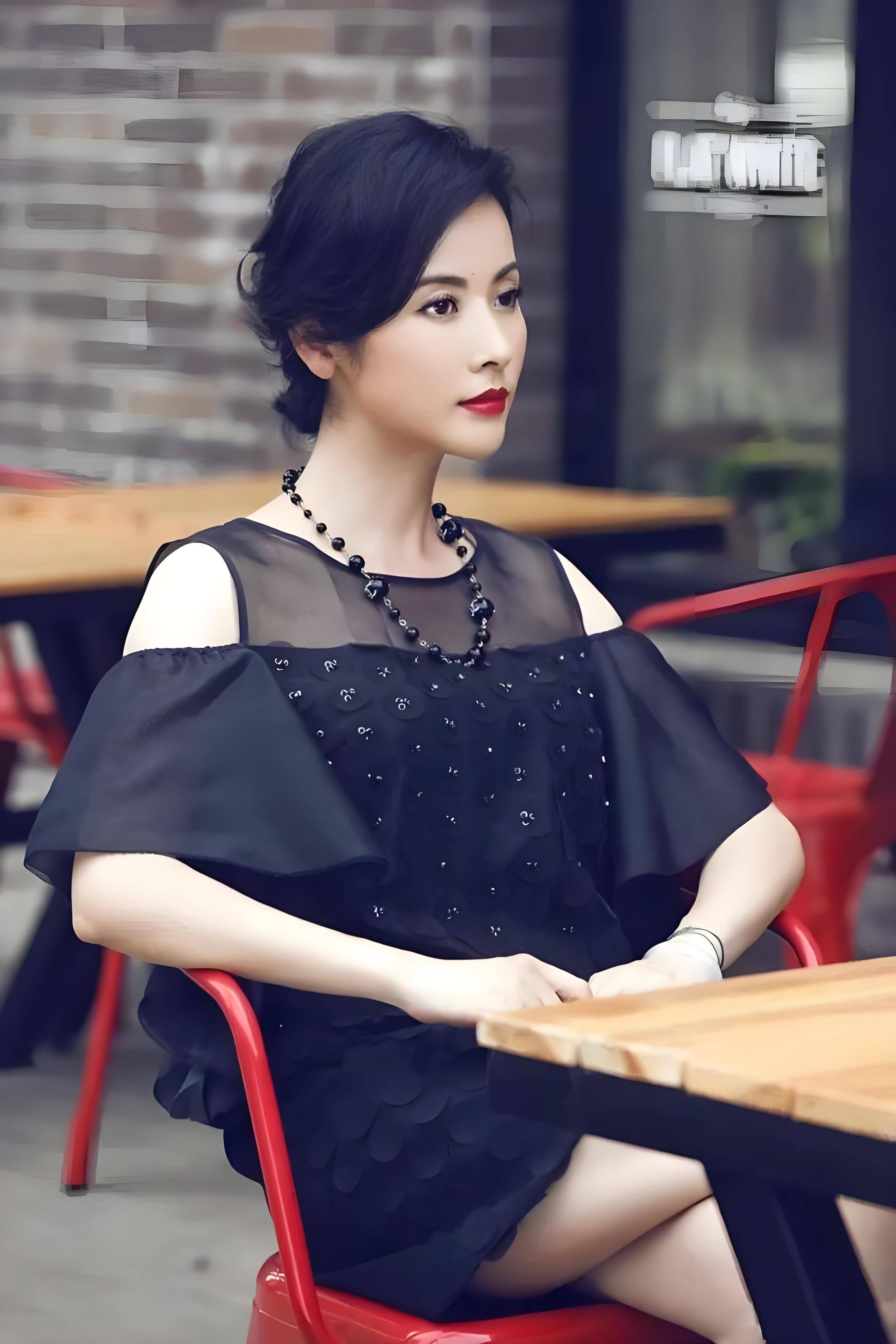 演员杨明娜:颜值高演技好,与前夫田亮离婚后,被污蔑婚内出轨,如今怎样