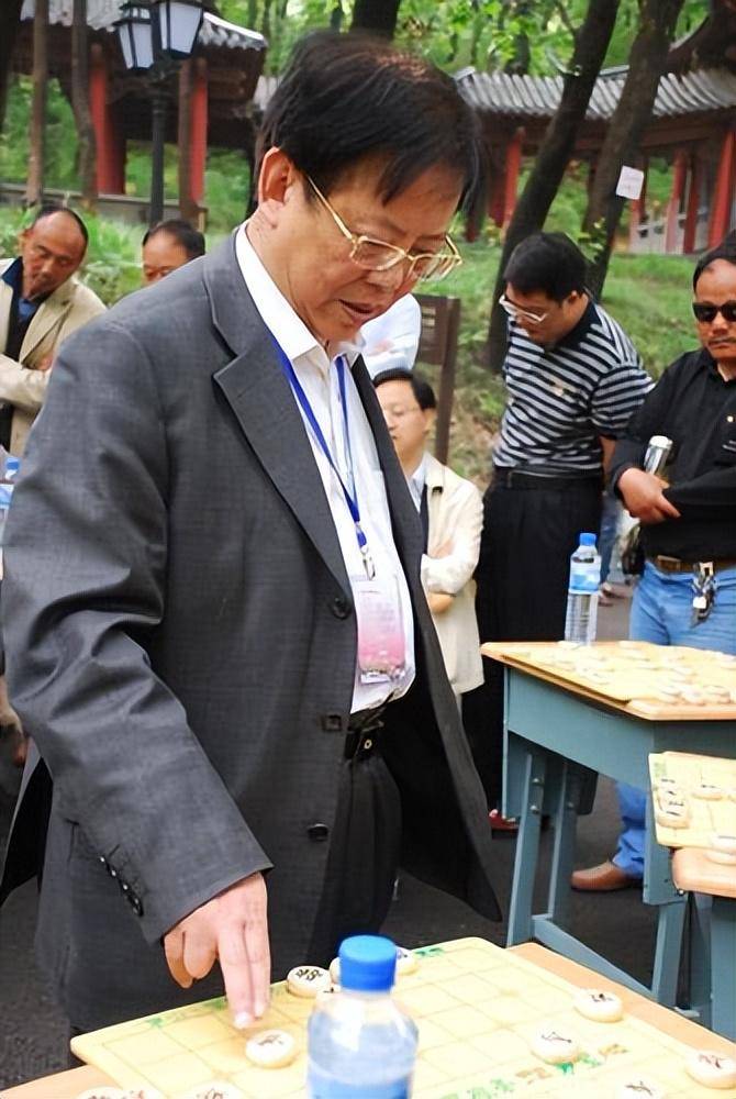 象棋宗师胡荣华:残疾父亲将他打造成棋王,他曾与妻子住地下室