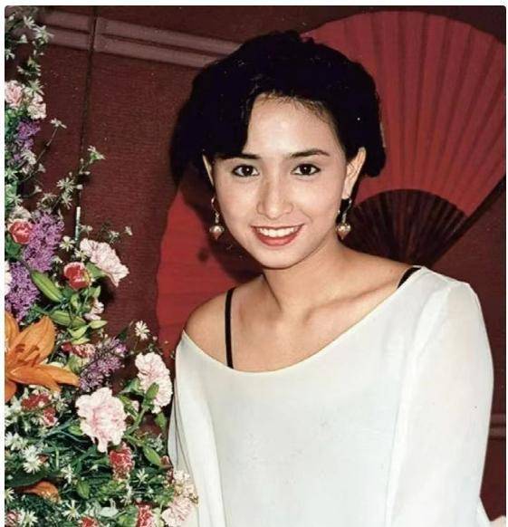与霍家联姻,被老公独宠31年,57岁的她越活越年轻_吴婉芳_生活_张国荣