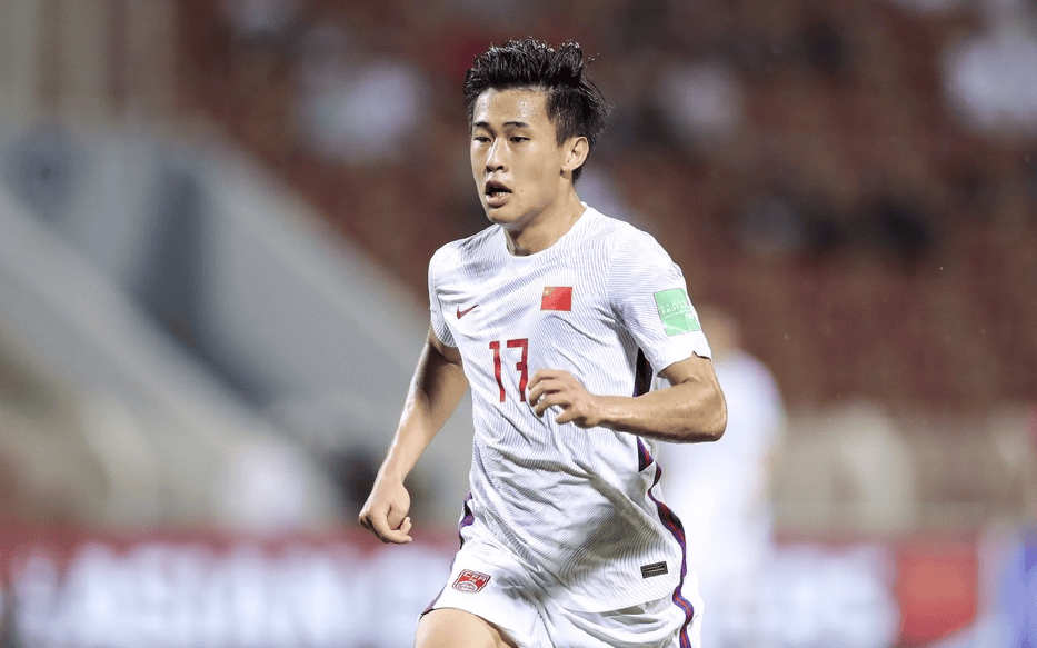 例如,有人建议蒋圣龙或朱辰杰可以在适当的时候冲入禁区担任中锋,以