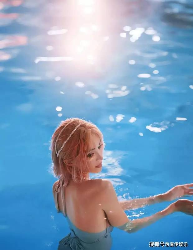 金晨身着比基尼,身姿曼妙似人鱼,海底遨游尽显神秘优雅