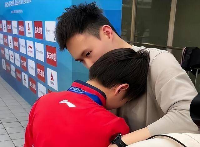 谢思埸老婆晒与全红婵游玩合照,两人关系亲近,嫂子颜值不输女星_跳水