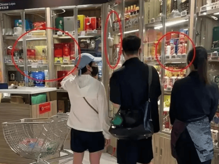 准备回家了！全红婵现身商场 给父母买了茅台酒 拎着大包小包回家过中秋