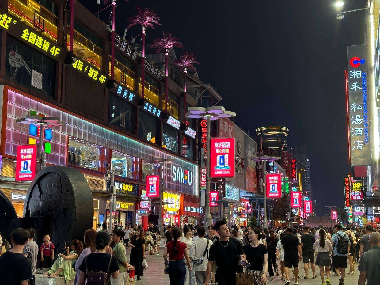 航拍长沙五一商圈的黄兴步行街是一种什么样的体验,人流量好大!