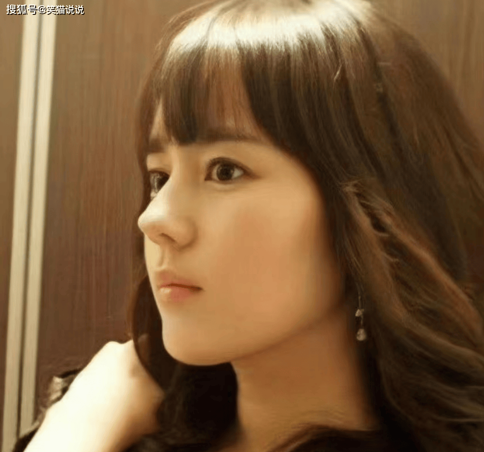 42岁韩佳人晒素颜照:皮肤紧致侧颜好绝,鼻梁高挺引网友羡慕!