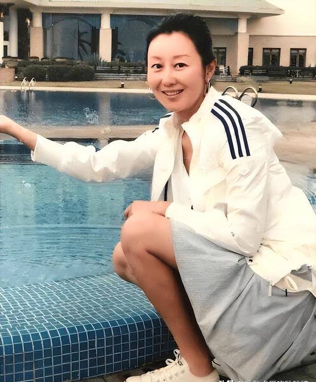 主持人潘蔚:一婚嫁老师,二婚嫁富二代,三婚嫁给歌星,如今怎样_孙楠