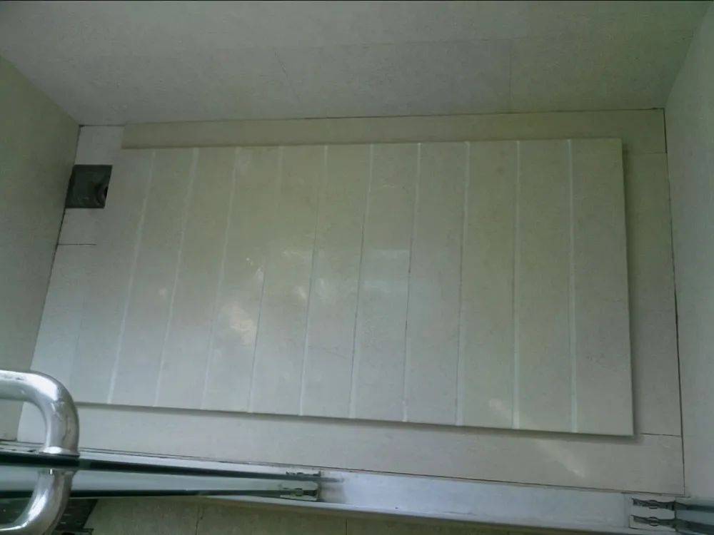 亲身体验过友人家的拉槽设计后,其迅猛的排水速度令我深感自家淋浴间