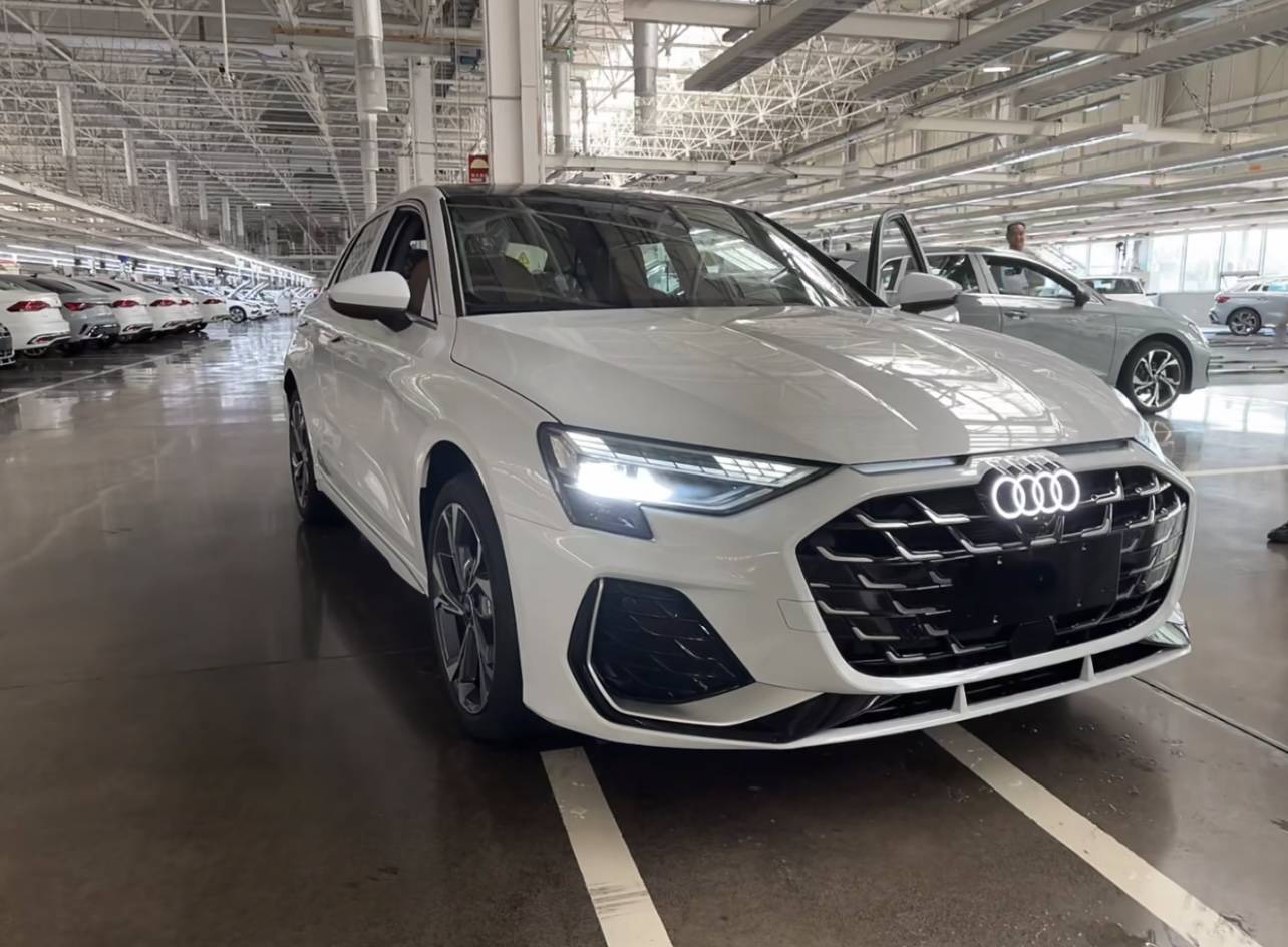 25款奥迪a3实车现身,长超4米6 发光logo,换1.5t发动机