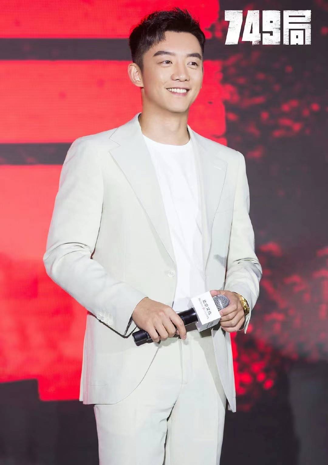 还有郑恺的妻子苗苗,将承担重要的角色和戏份,夫妻档演同一部电影,不