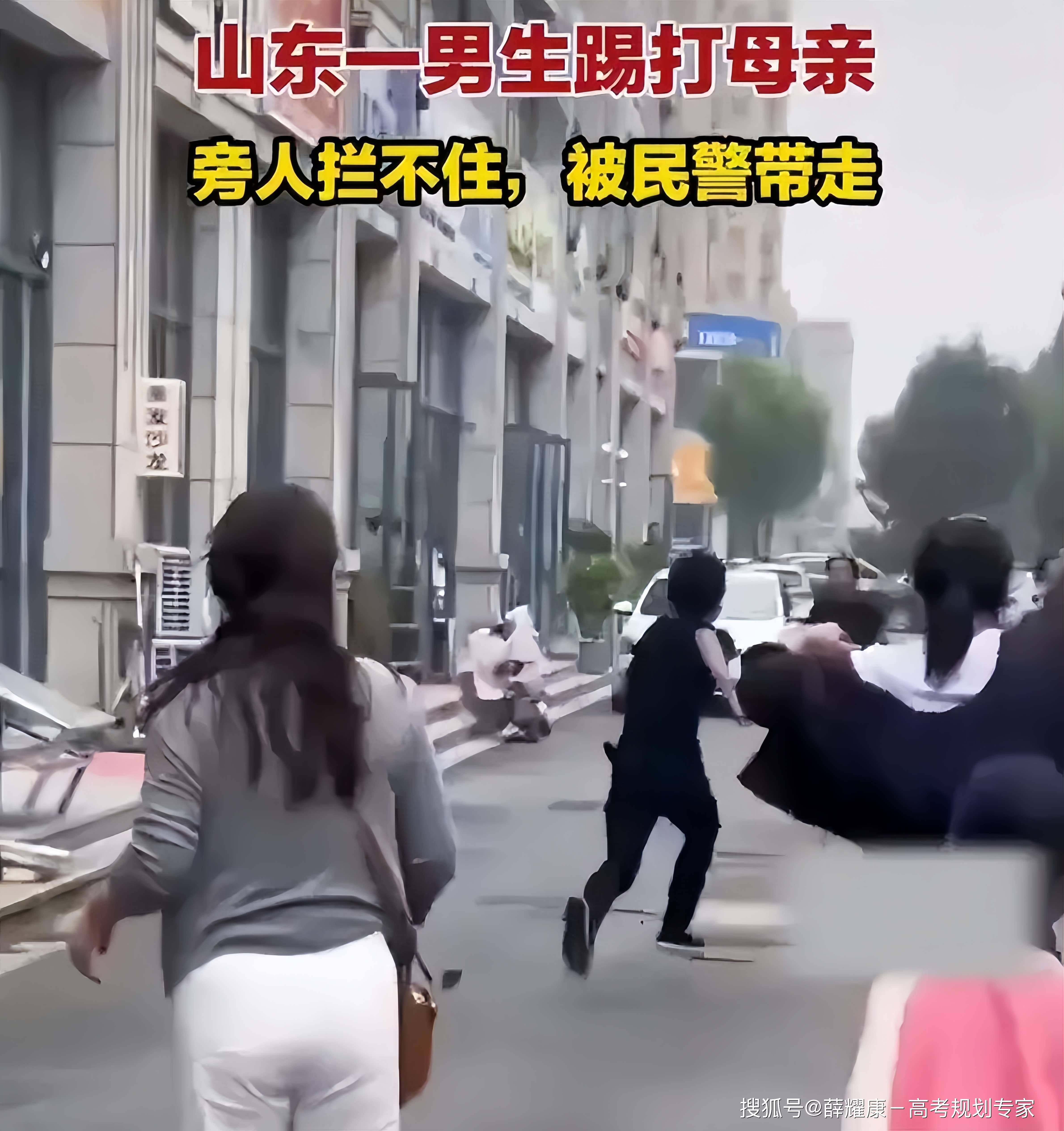 男孩向母亲要钱未果便对母亲拳脚相加: 叫嚣着"你不给钱我就弄死你".