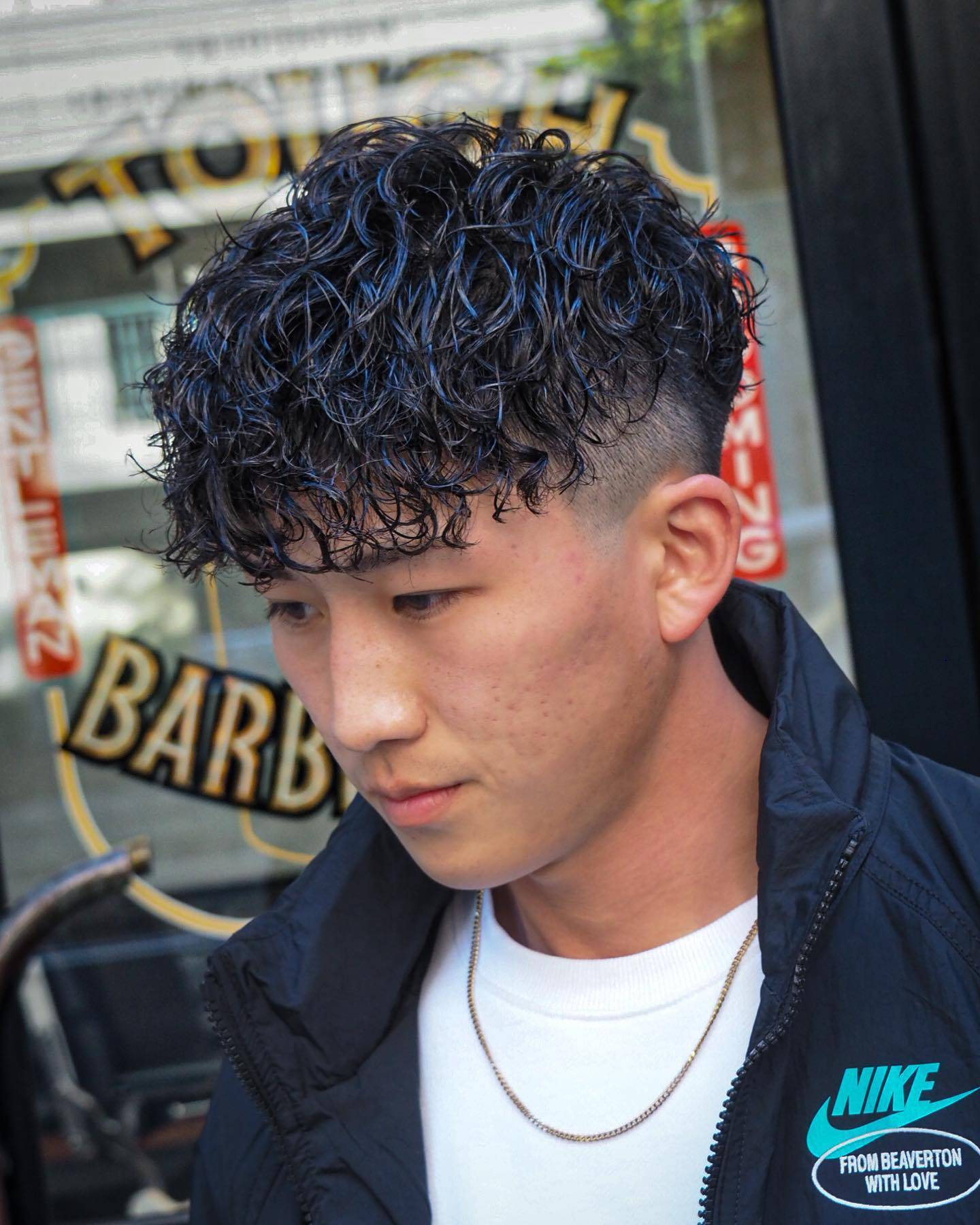 时尚男士发型两侧铲短头顶烫烫魅力尽显