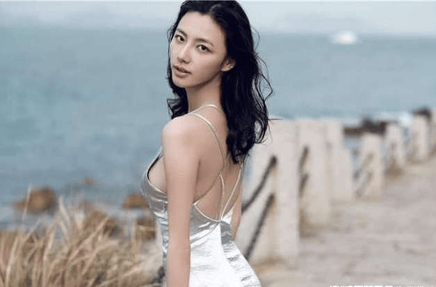 她的坚持和勤奋换来了丰硕的成果,作品累积和人气上升,进一步巩固了她