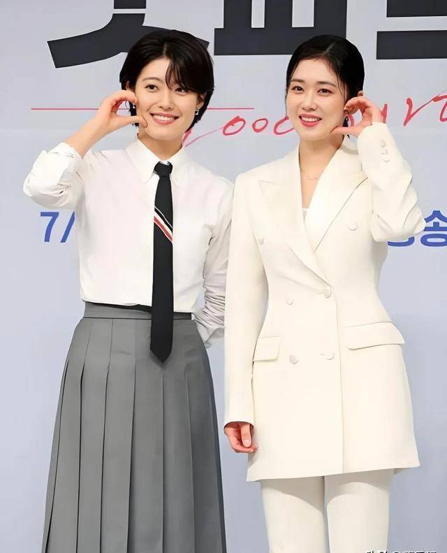 被内娱封杀的张娜拉,时隔15年再亮相,都说赵丽颖照着她整容