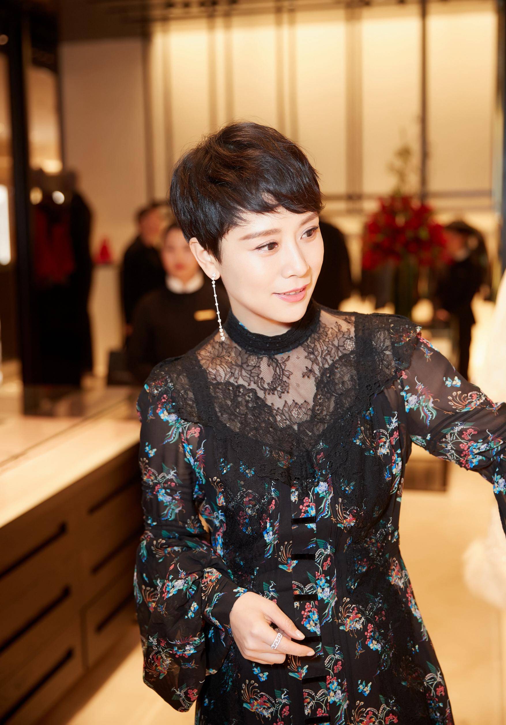 天呐,这是海清?整得也太夸张了吧!还我自然脸国民媳妇!